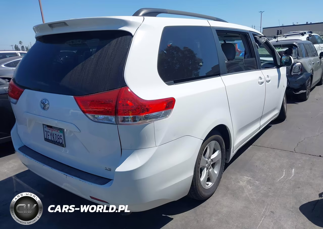2014 Toyota Sienna Le V6 7 Passenger Auto Access Seat VIN:5TDKK3DC6ES454184 - 4