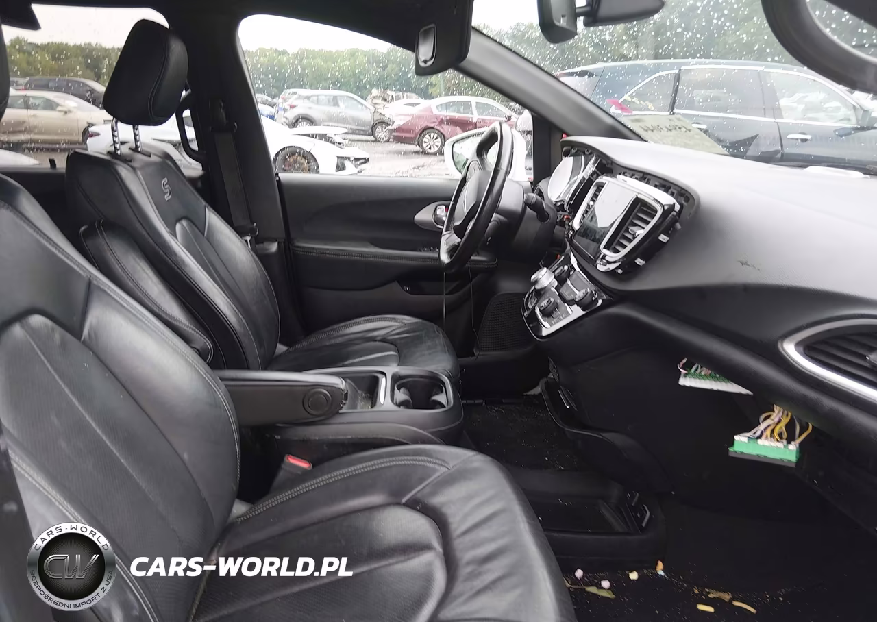 2020 Chrysler Pacifica Hybrid Touring L VIN:2C4RC1L75LR263348 - 14