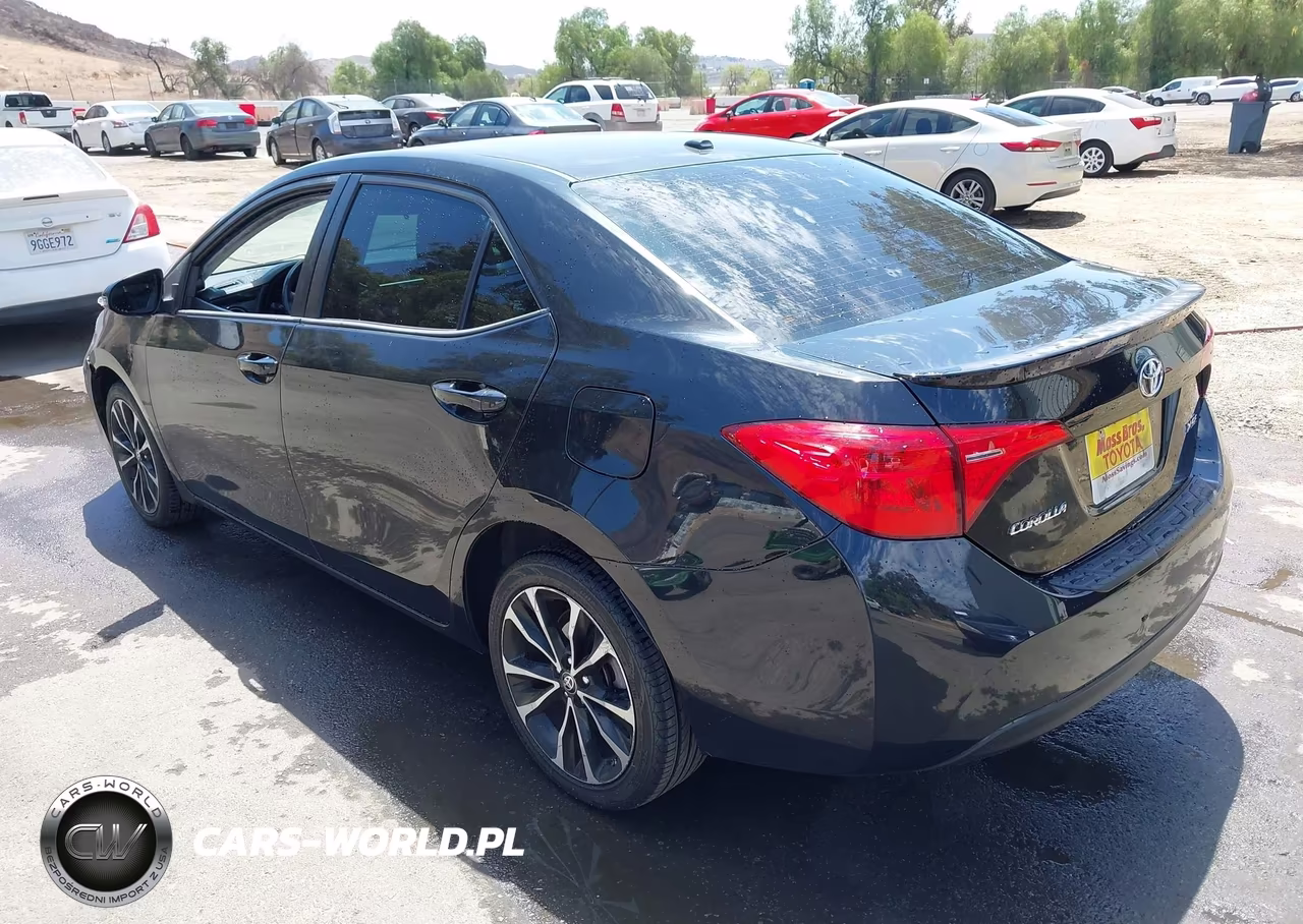2018 Toyota Corolla Xse VIN:5YFBURHE3JP804642 - 3