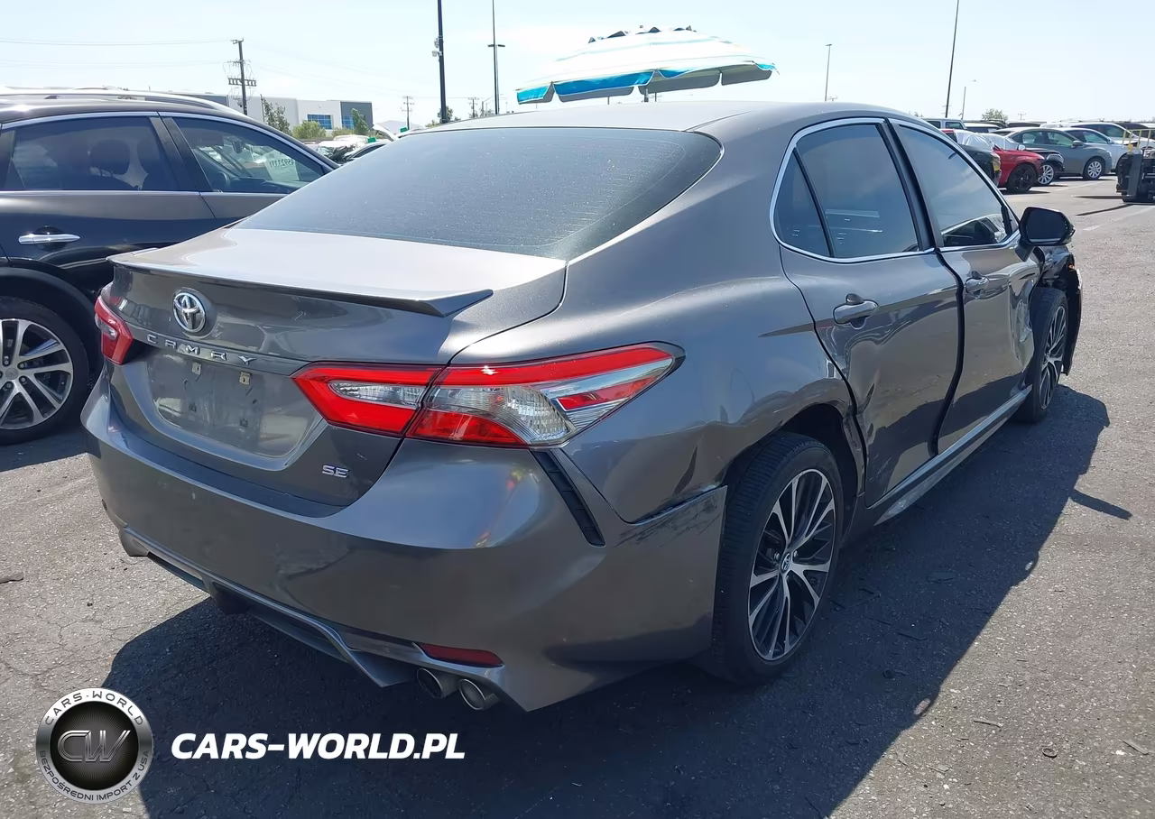 2018 Toyota Camry Se VIN:4T1B11HK4JU077204 - 4