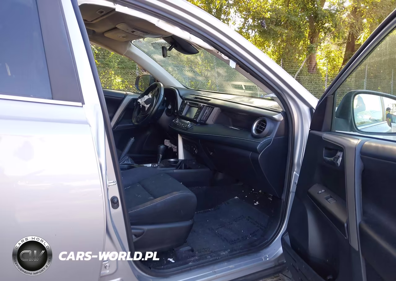 2018 Toyota Rav4 Xle VIN:2T3RFREV6JW737053 - 5