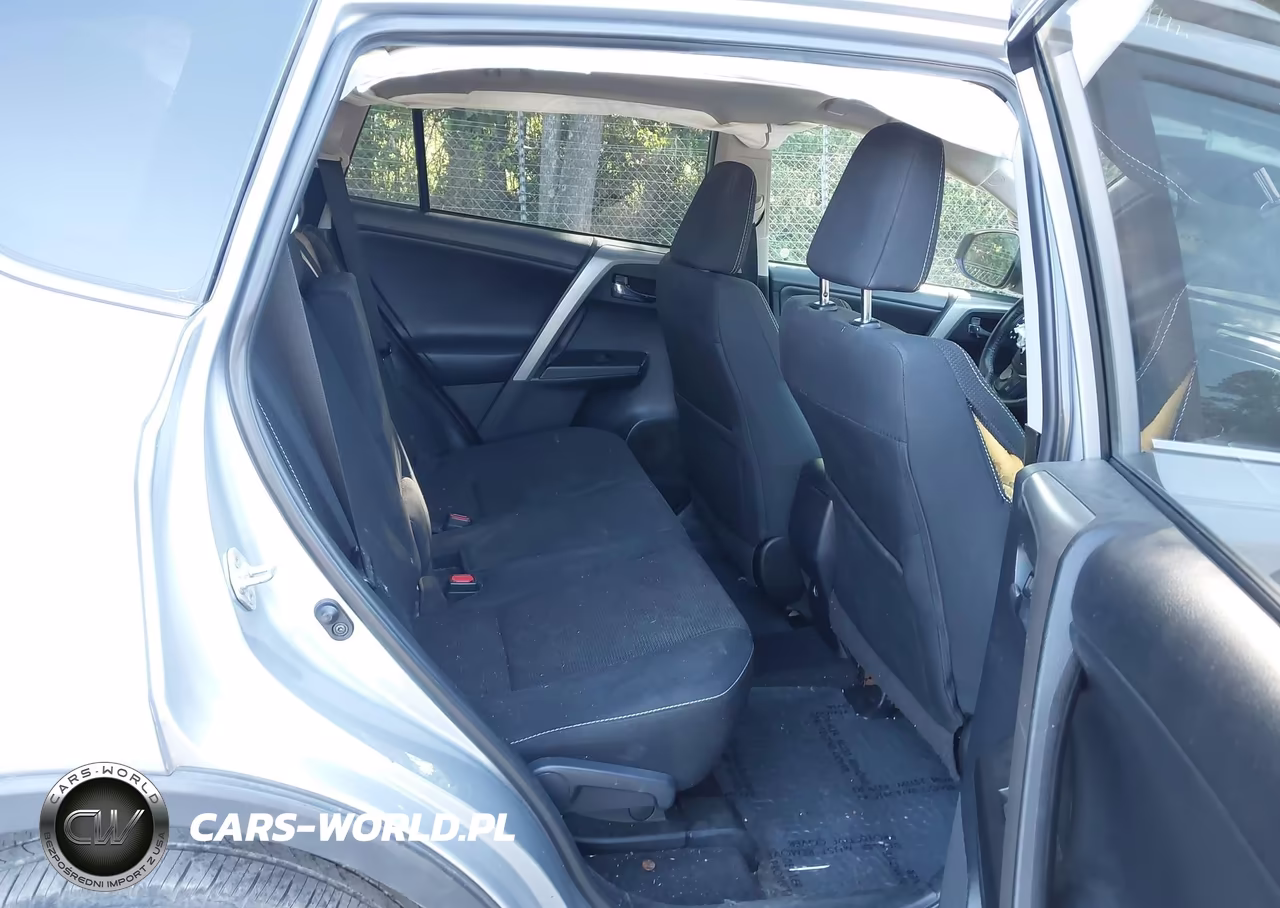 2018 Toyota Rav4 Xle VIN:2T3RFREV6JW737053 - 8