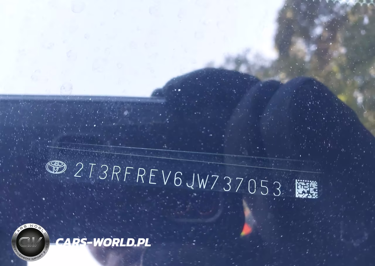 2018 Toyota Rav4 Xle VIN:2T3RFREV6JW737053 - 9