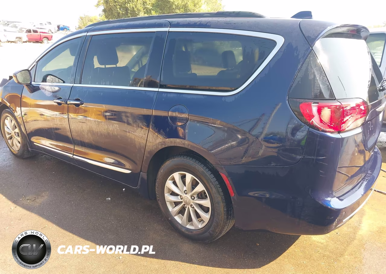 2017 Chrysler Pacifica Touring-L VIN:2C4RC1BG6HR526424 - 3