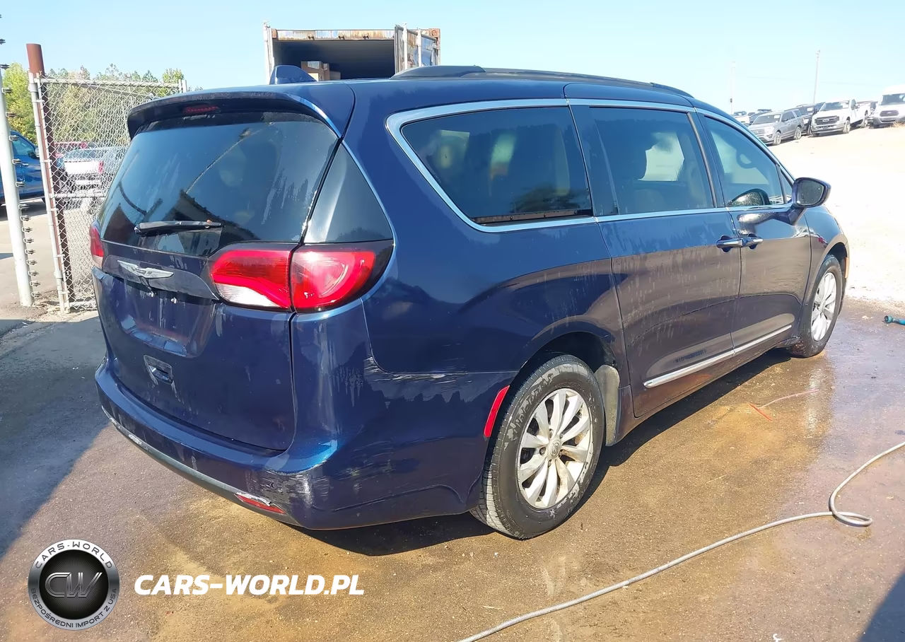 2017 Chrysler Pacifica Touring-L VIN:2C4RC1BG6HR526424 - 4