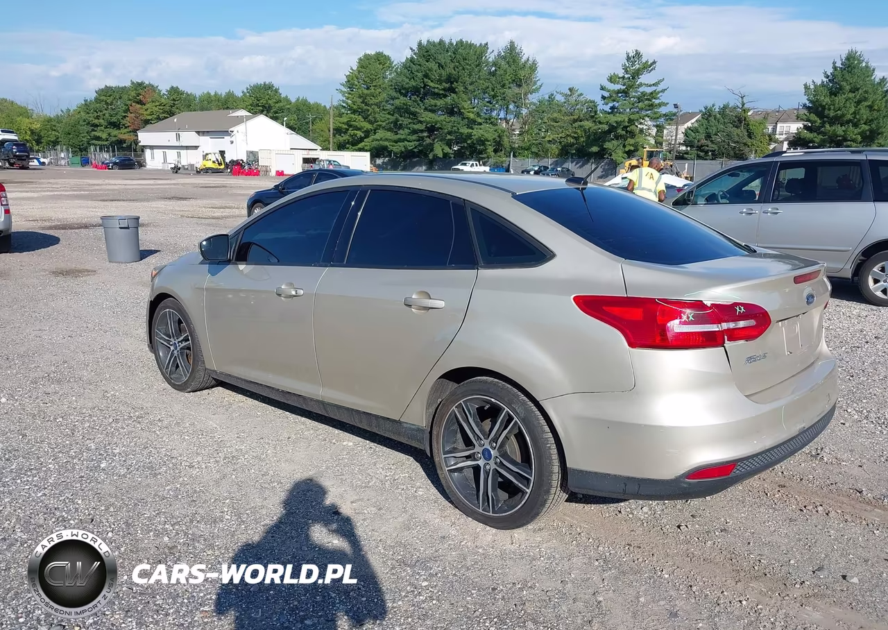 2018 Ford Focus Se VIN:1FADP3F22JL264706 - 3