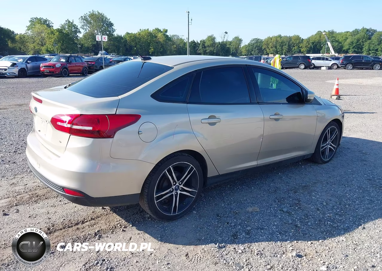 2018 Ford Focus Se VIN:1FADP3F22JL264706 - 4