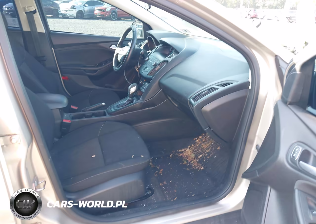 2018 Ford Focus Se VIN:1FADP3F22JL264706 - 5