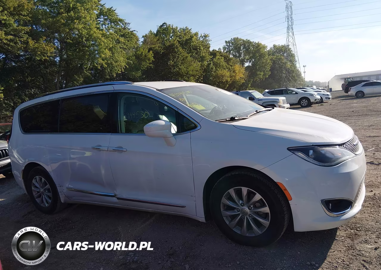 2019 Chrysler Pacifica Touring L VIN:2C4RC1BG7KR593024 - 13