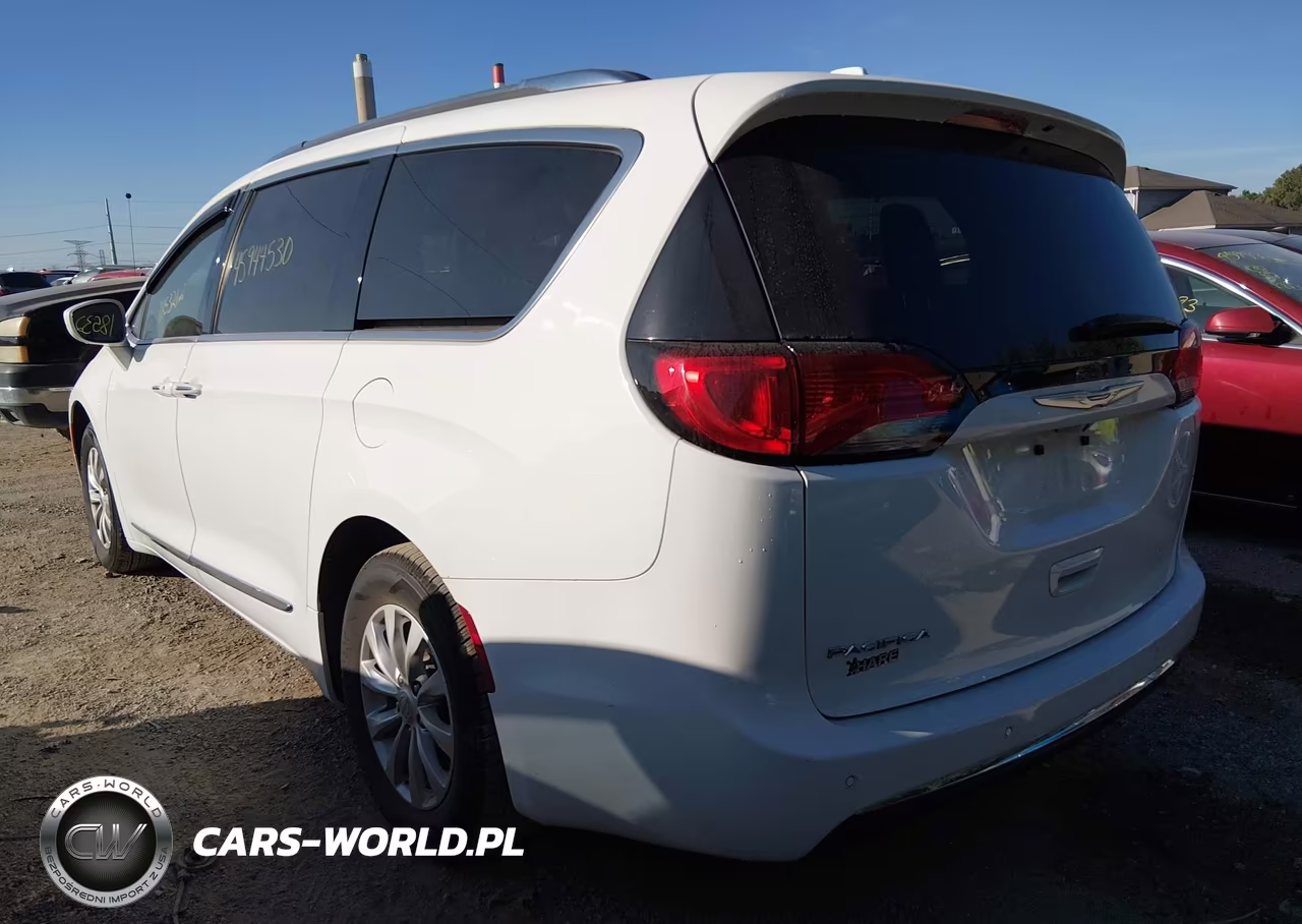 2019 Chrysler Pacifica Touring L VIN:2C4RC1BG7KR593024 - 3