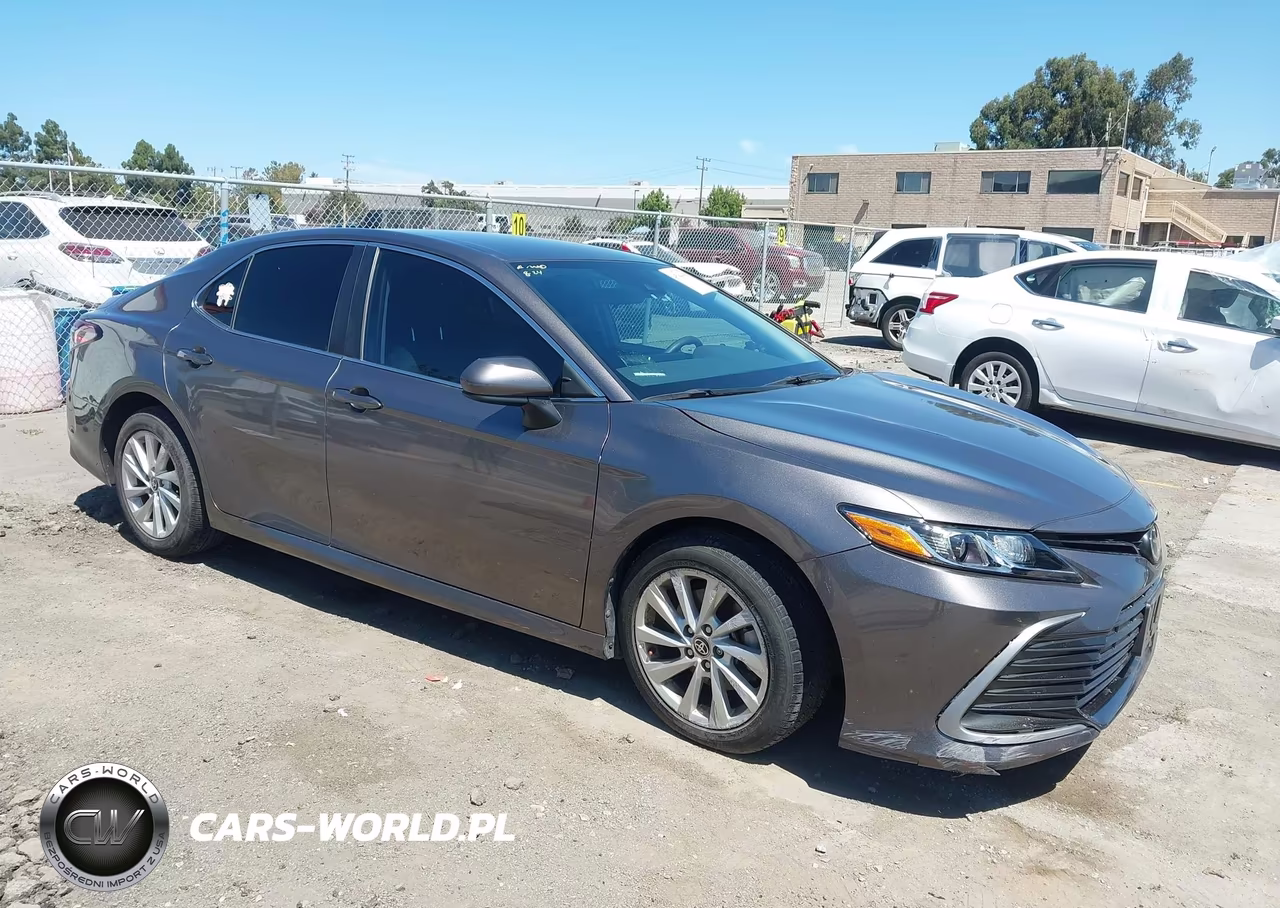 2021 Toyota Camry Le – zdjęcie 1 z 16