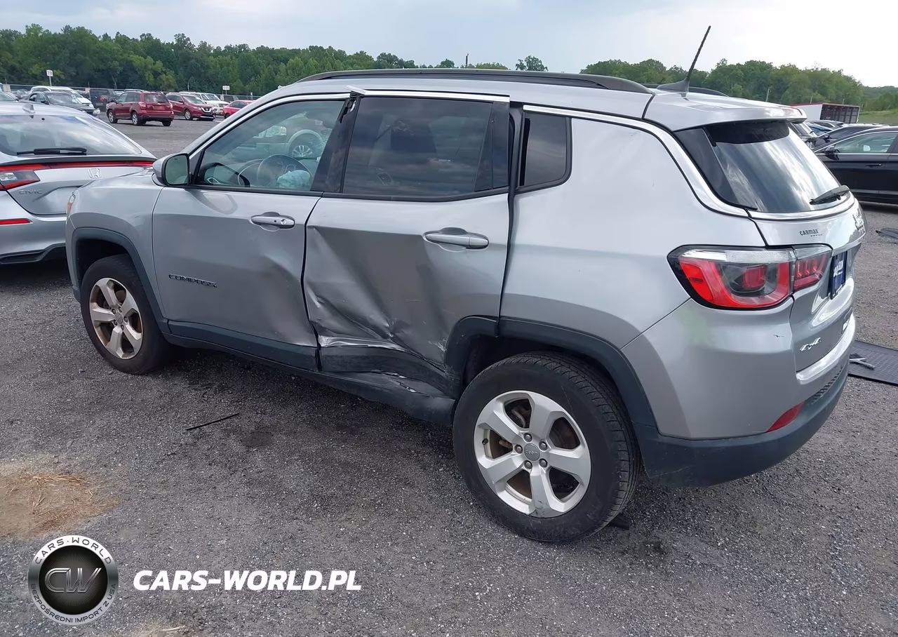 2019 Jeep Compass Latitude 4X4 VIN:3C4NJDBB0KT598895 - 3