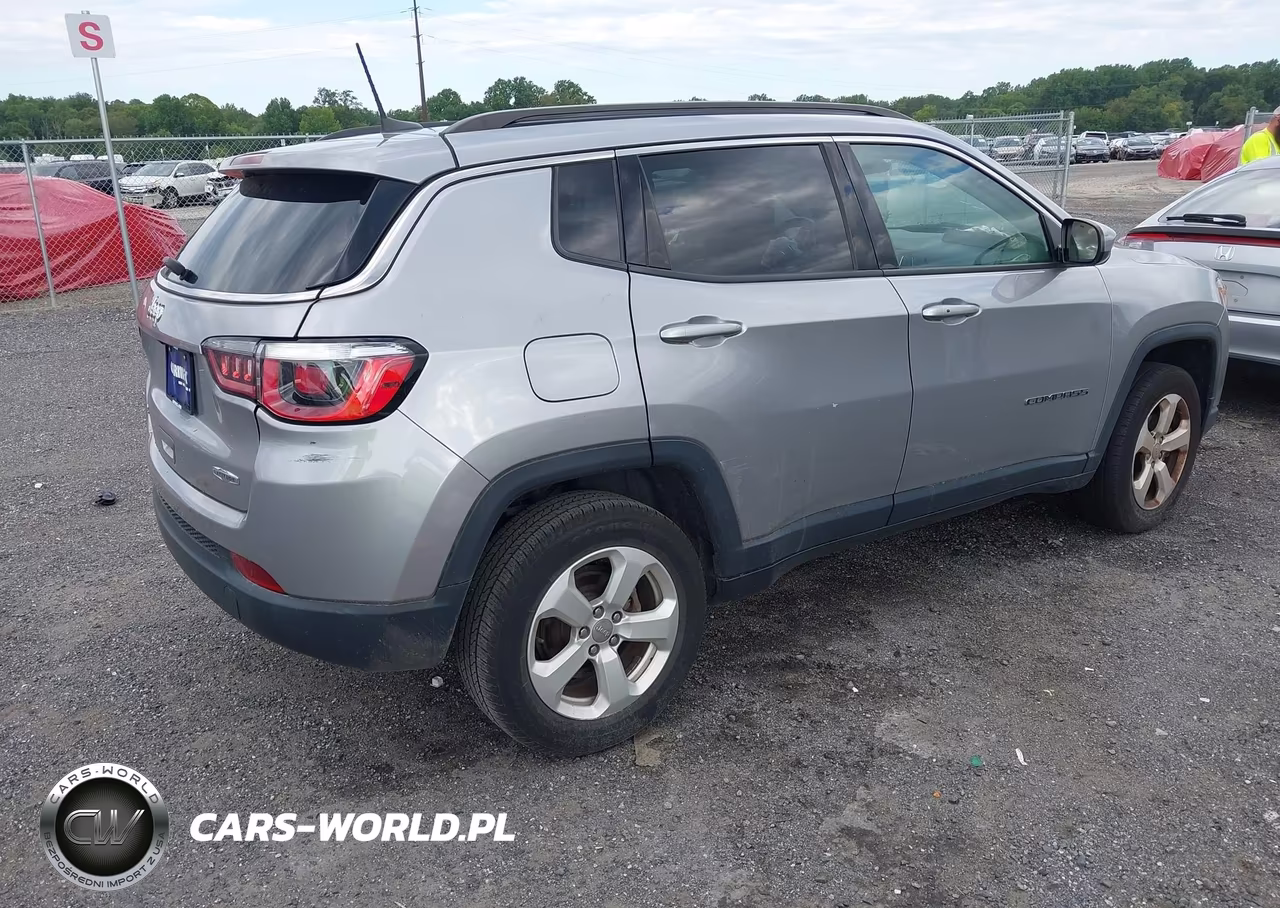 2019 Jeep Compass Latitude 4X4 VIN:3C4NJDBB0KT598895 - 4