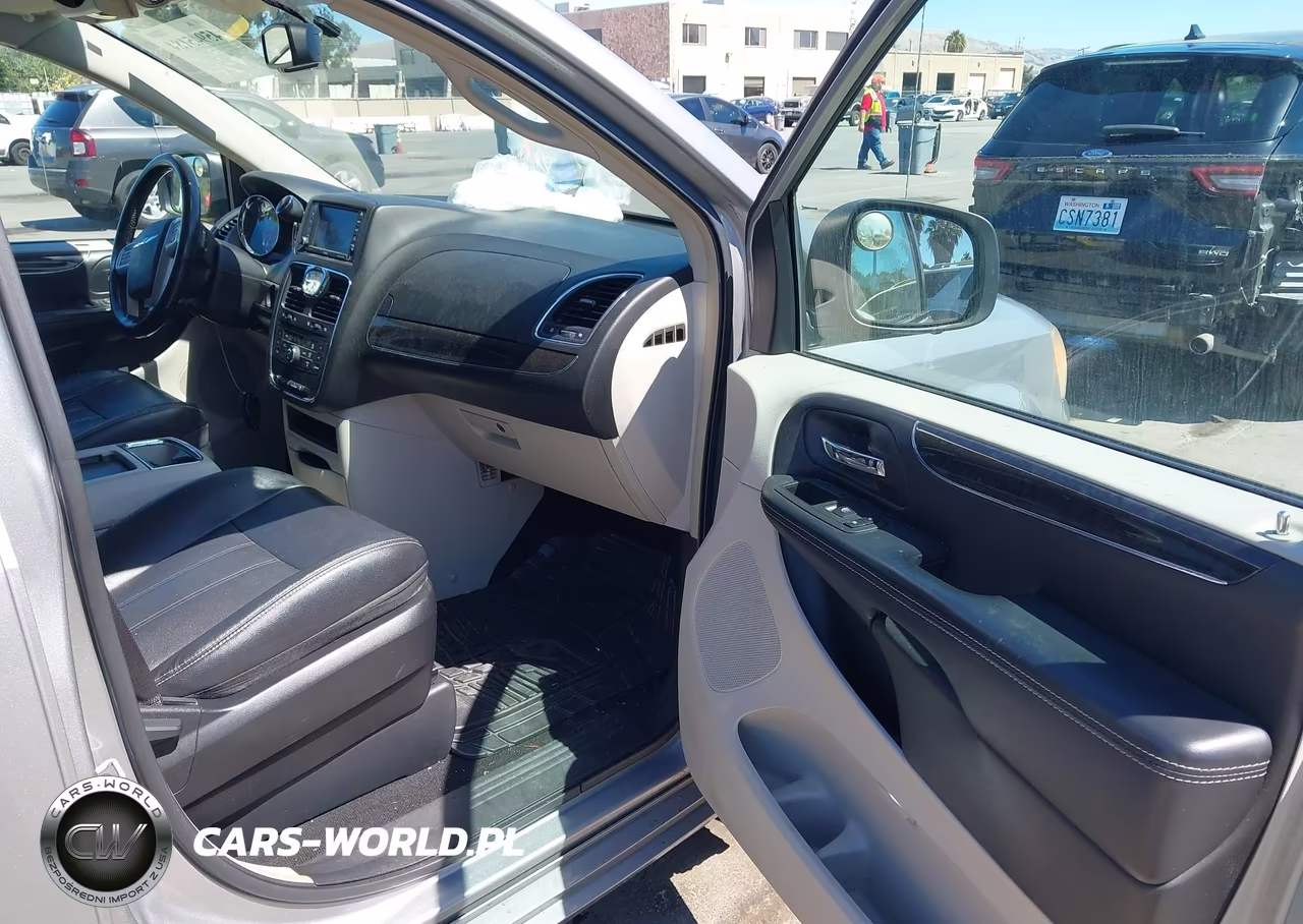 2014 Chrysler Town & Country Touring VIN:2C4RC1BG4ER220656 - 5