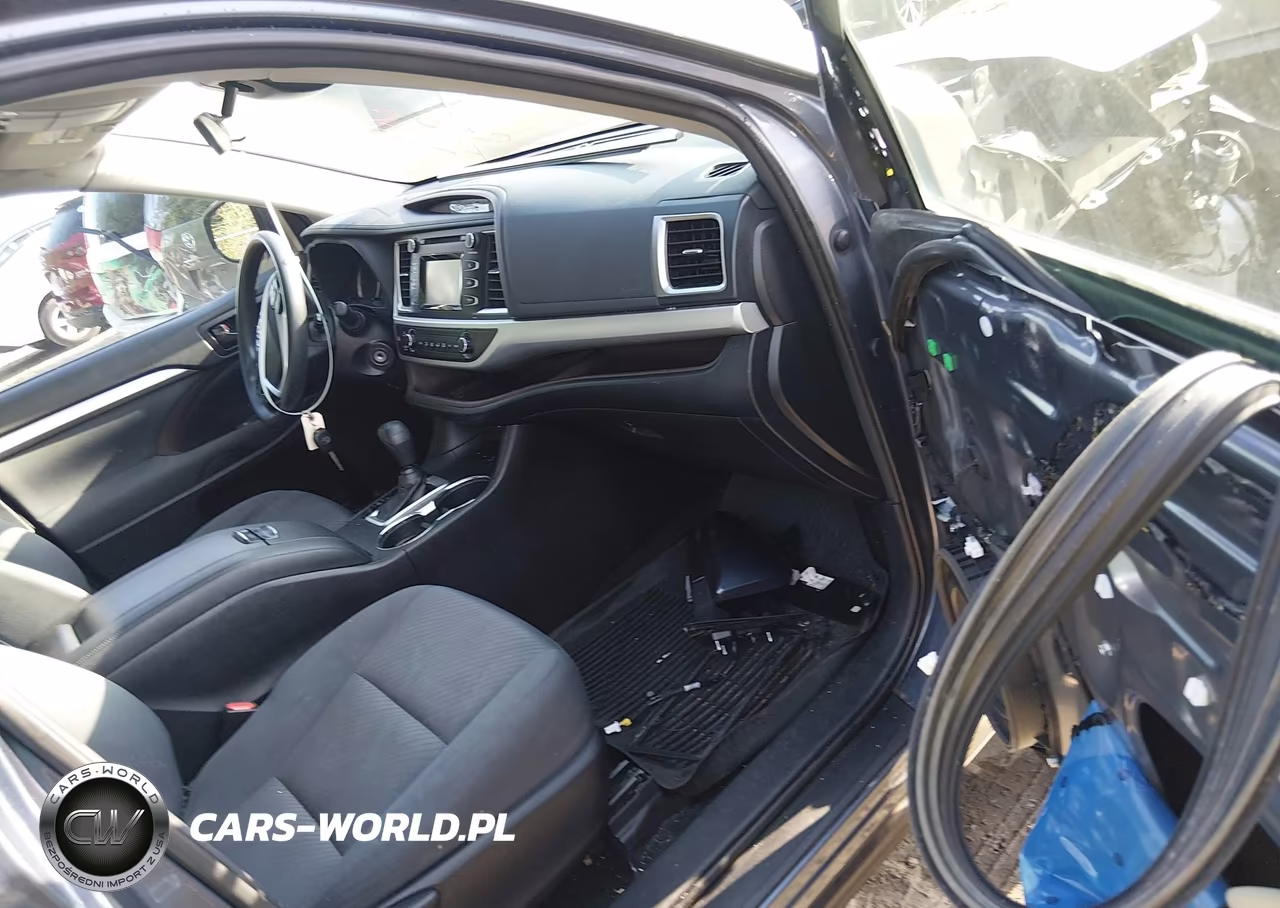 2019 Toyota Highlander Le VIN:5TDBZRFH1KS726255 - 4