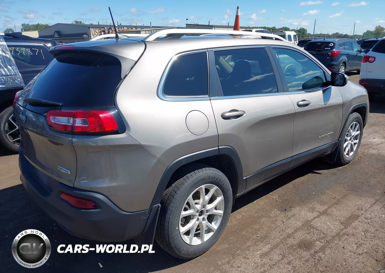 2016 Jeep Cherokee Latitude VIN:1C4PJMCB6GW310175 - 4