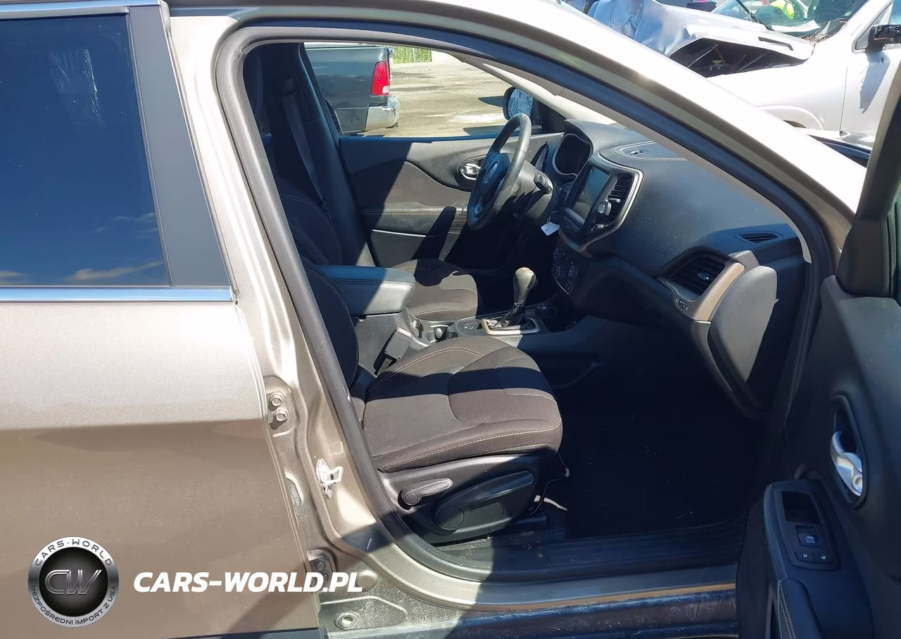 2016 Jeep Cherokee Latitude VIN:1C4PJMCB6GW310175 - 5