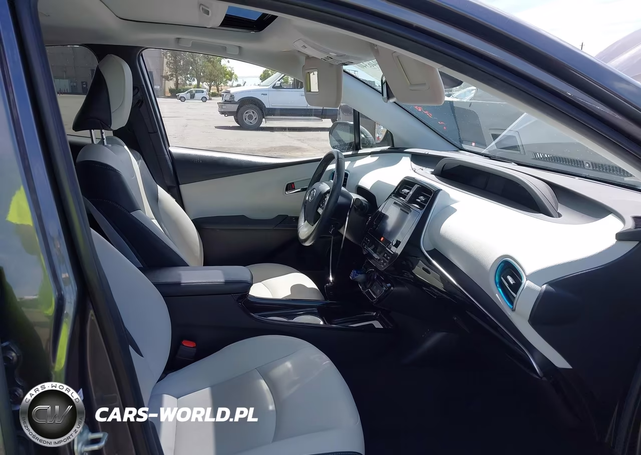 2017 Toyota Prius Four VIN:JTDKARFU9H3543717 - 5