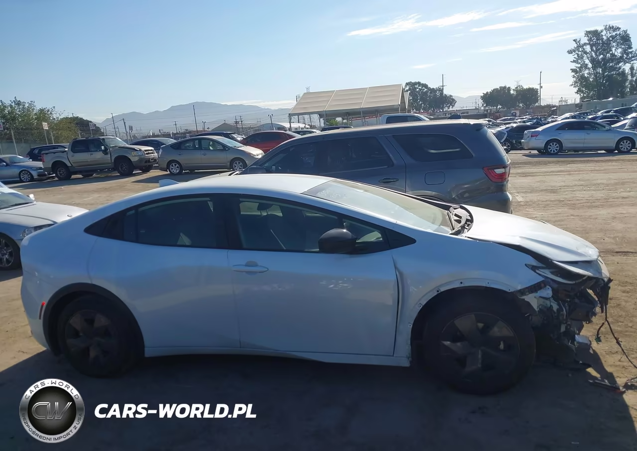 2024 Toyota Prius Le VIN:JTDACAAU1R3033491 - 14