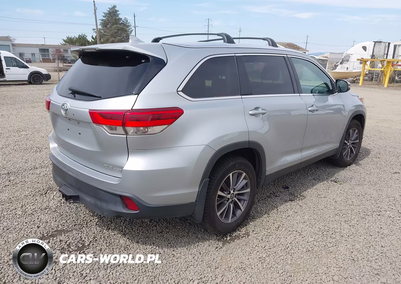 2019 Toyota Highlander Xle VIN:5TDJZRFH1KS581519 - 4
