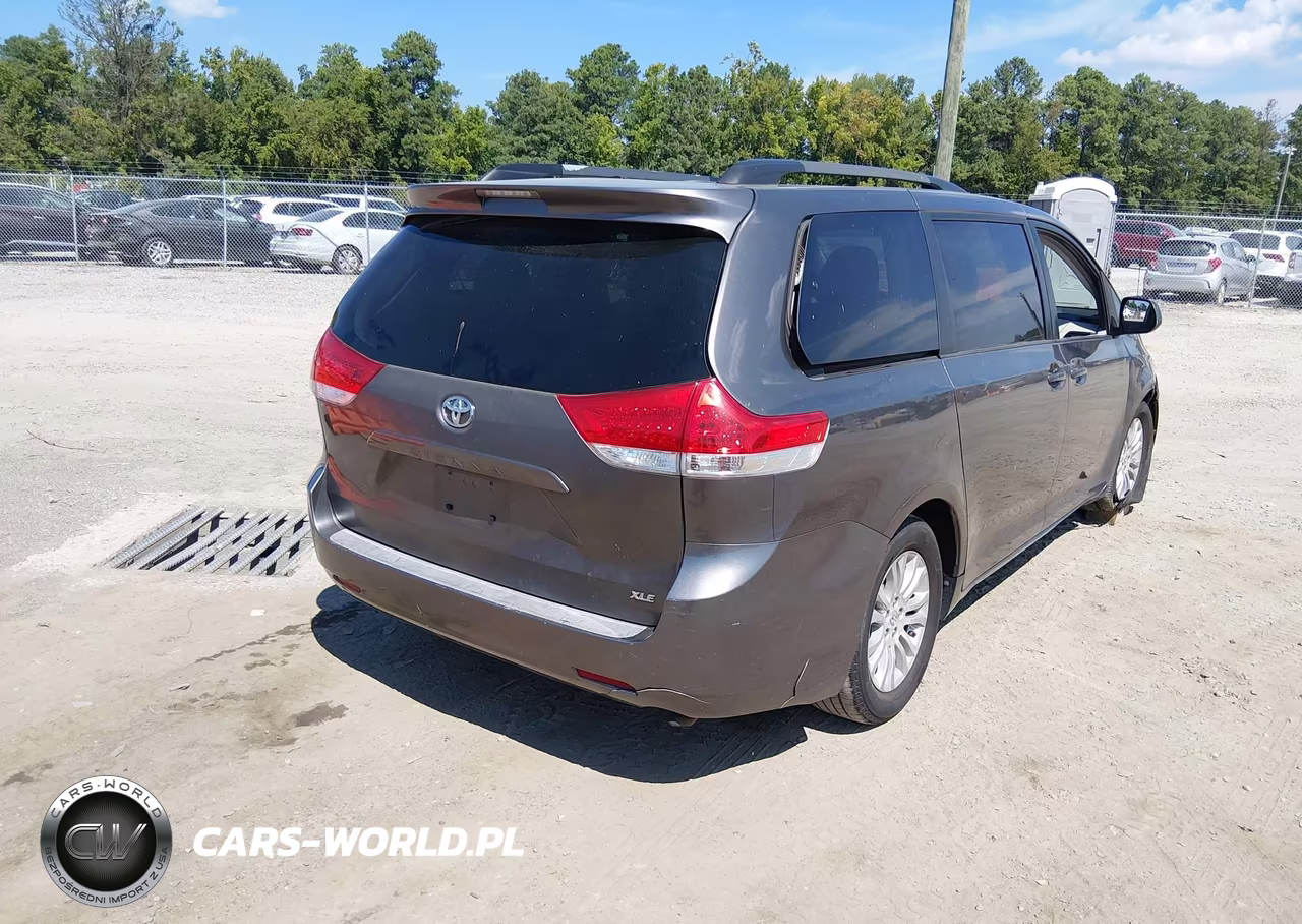 2011 Toyota Sienna Xle V6 VIN:5TDYK3DC4BS030637 - 4