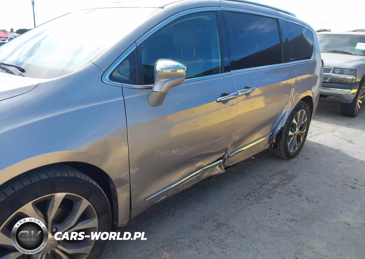 2017 Chrysler Pacifica Limited VIN:2C4RC1GG1HR647869 - 6
