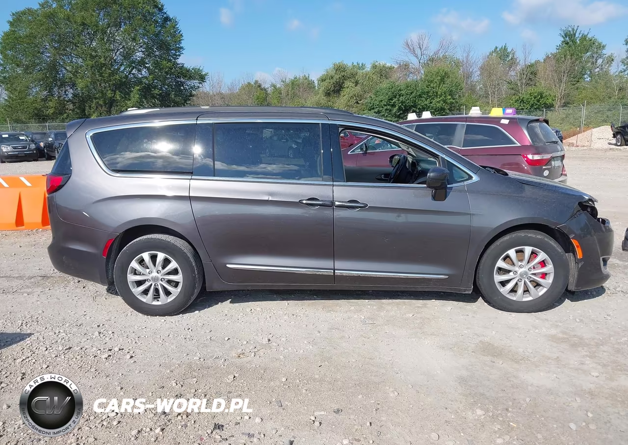 2017 Chrysler Pacifica Touring-L VIN:2C4RC1BG0HR810664 - 13