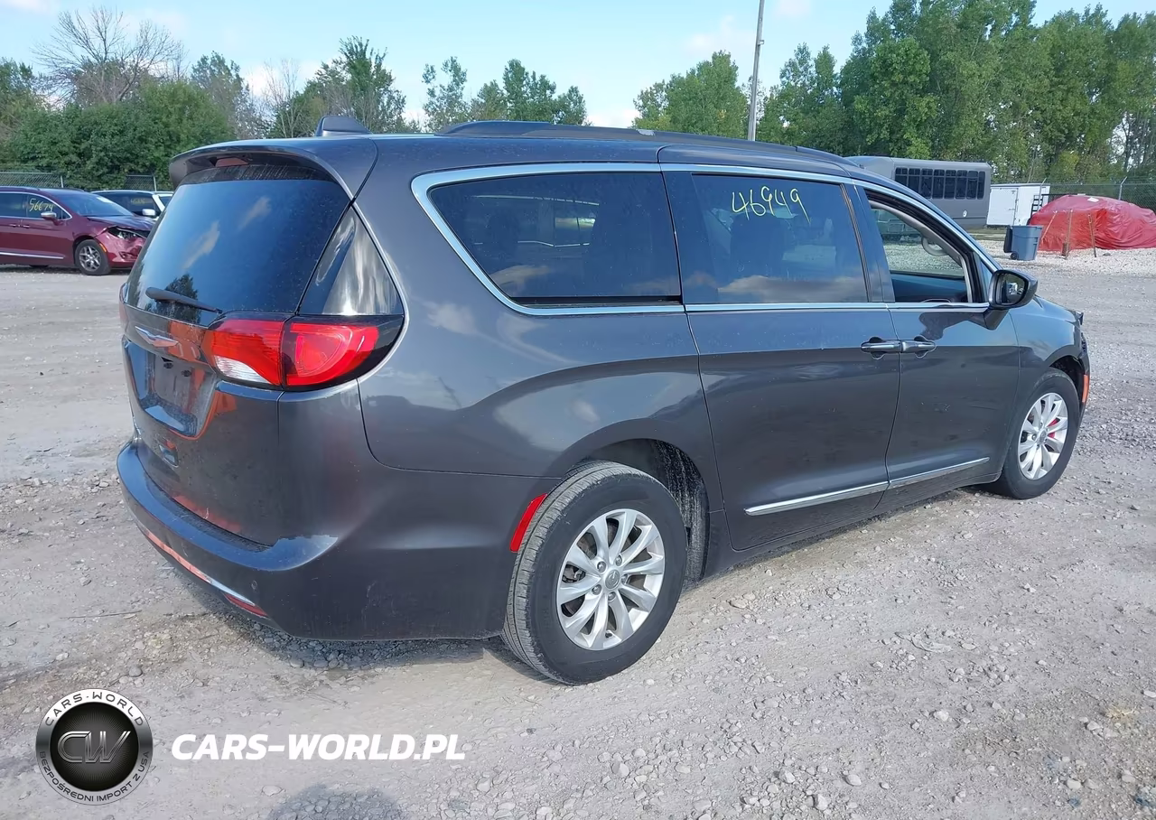 2017 Chrysler Pacifica Touring-L VIN:2C4RC1BG0HR810664 - 4