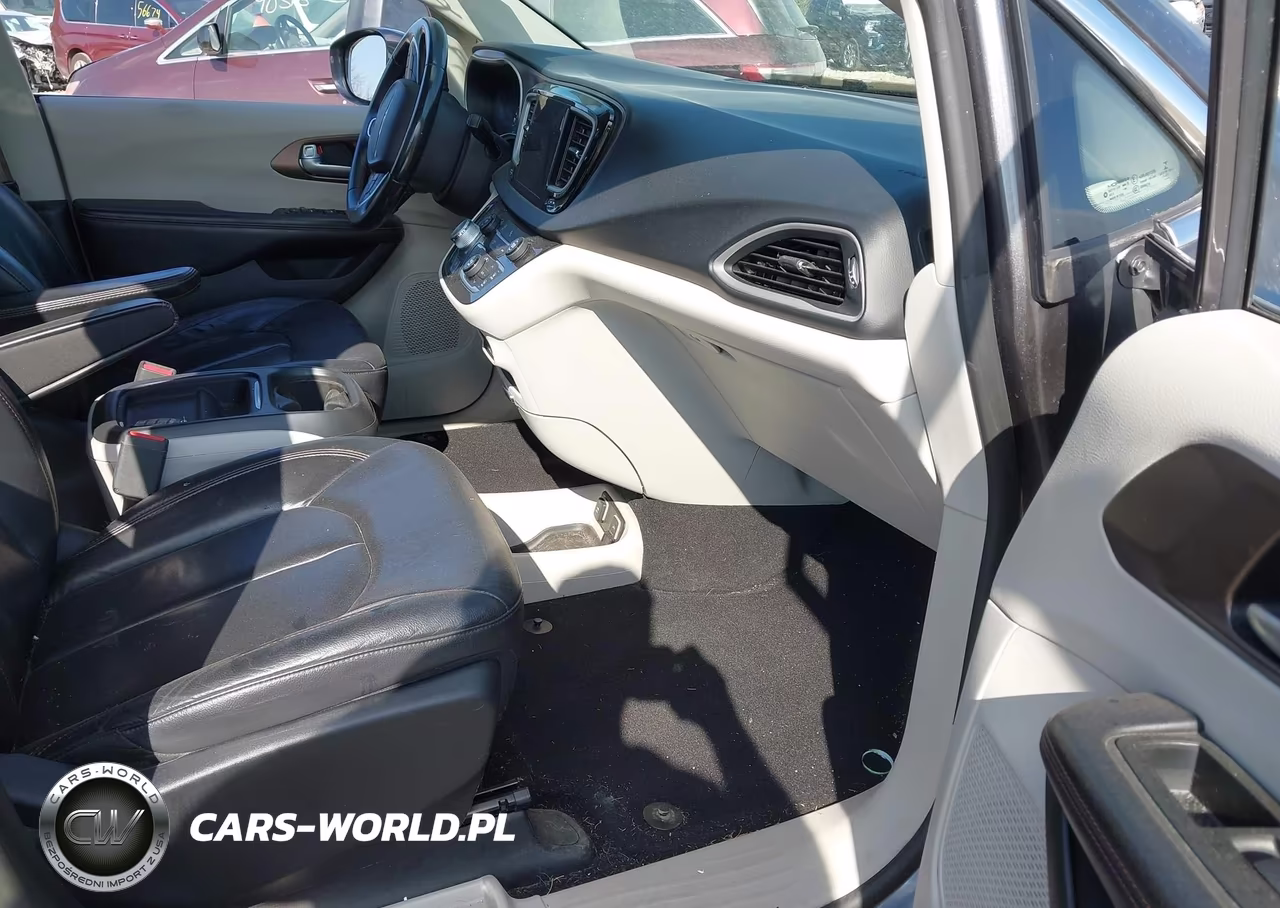 2017 Chrysler Pacifica Touring-L VIN:2C4RC1BG0HR810664 - 5
