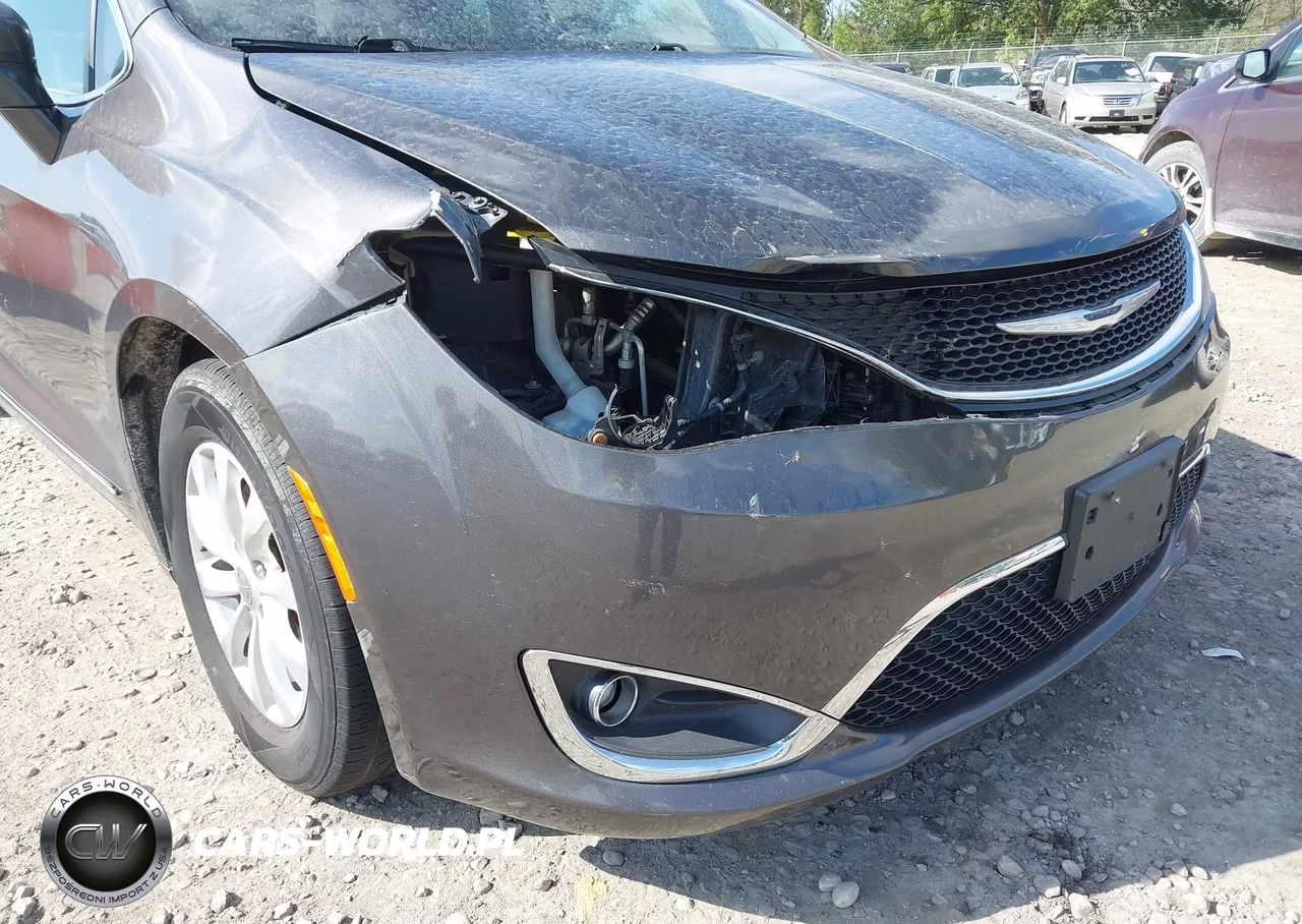 2017 Chrysler Pacifica Touring-L VIN:2C4RC1BG0HR810664 - 6