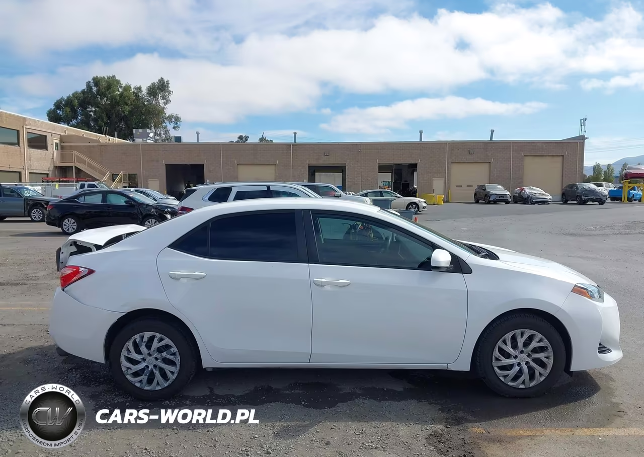 2018 Toyota Corolla Le VIN:2T1BURHEXJC084241 - 13