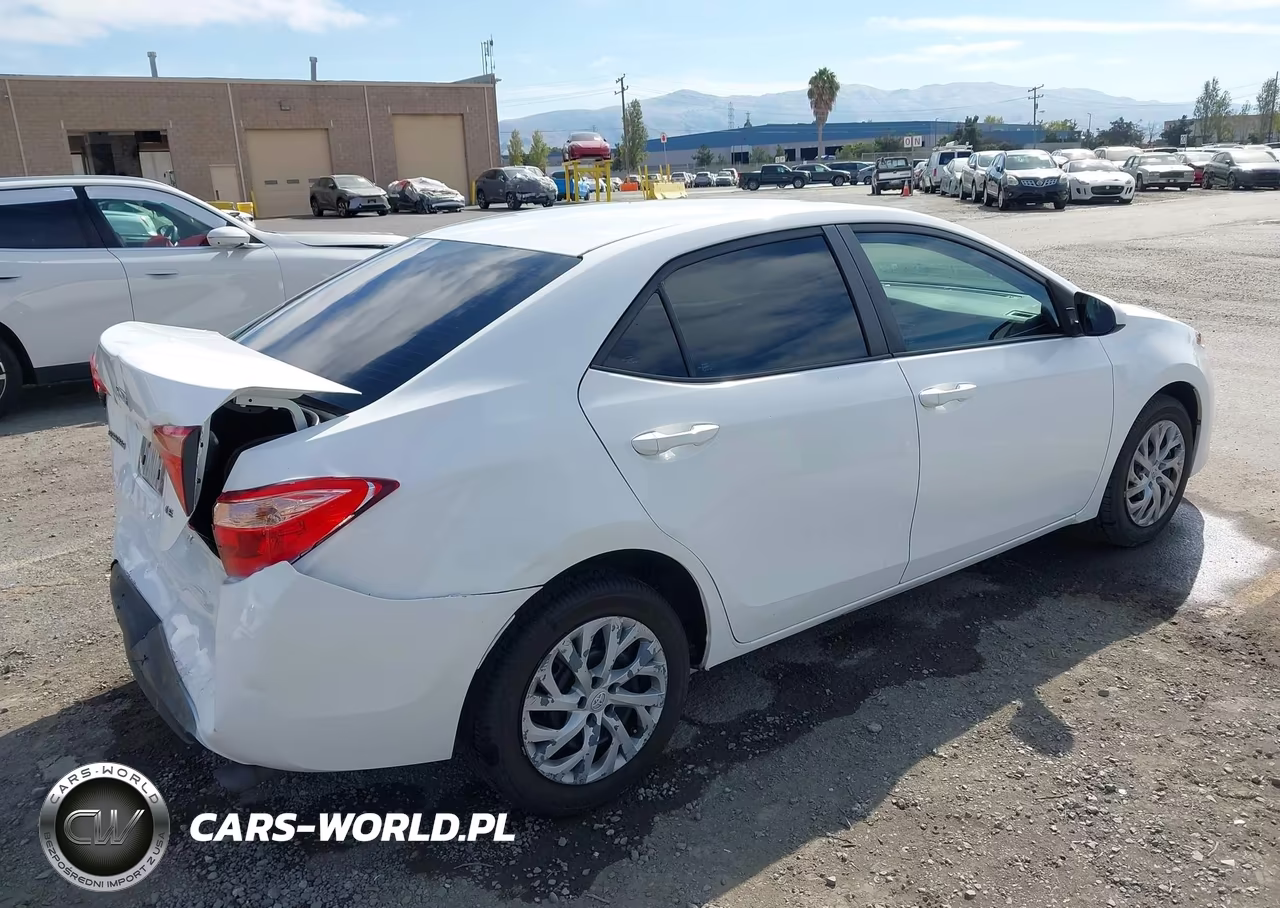 2018 Toyota Corolla Le VIN:2T1BURHEXJC084241 - 4