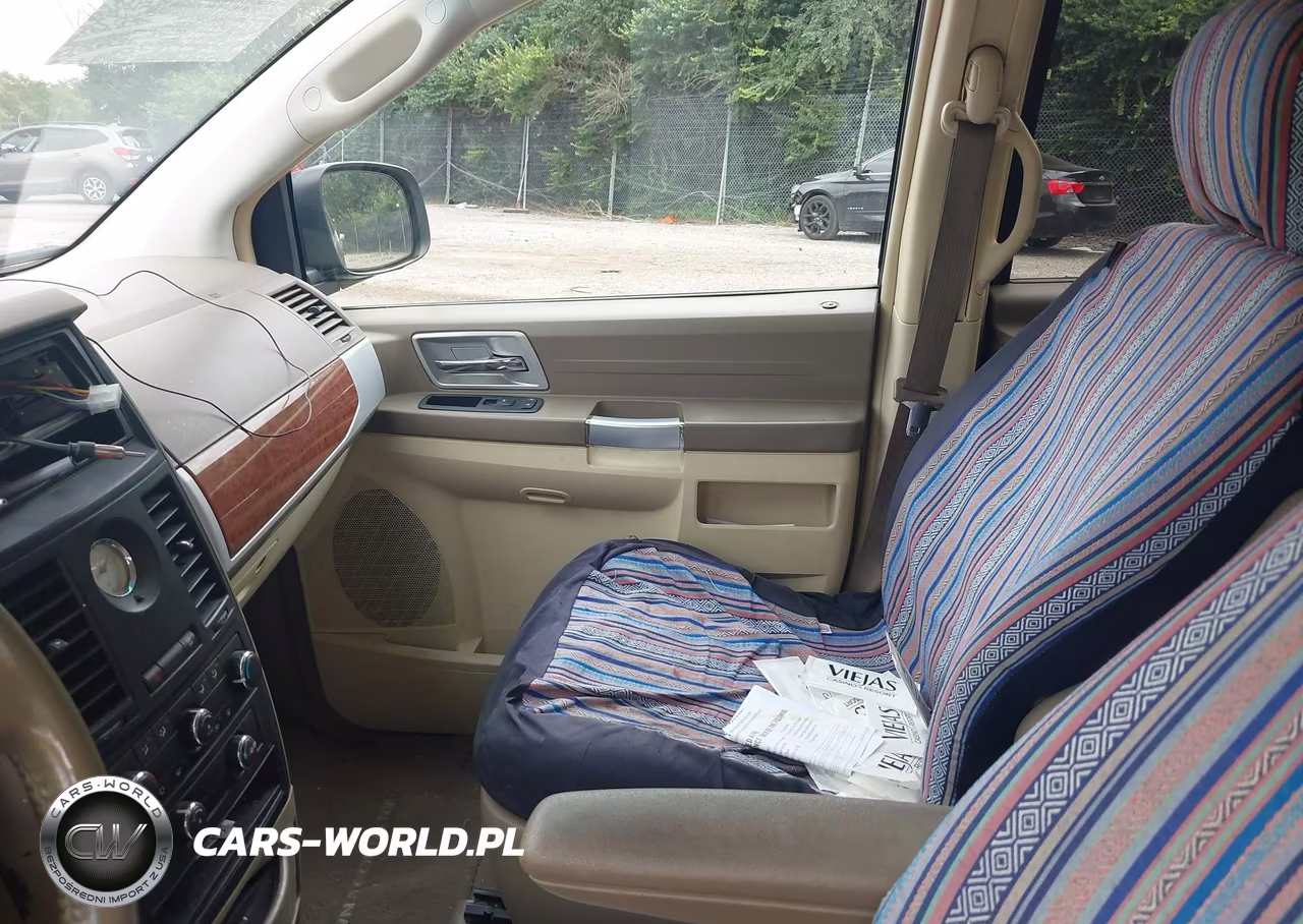 2008 Chrysler Town & Country Touring VIN:2A8HR54P98R828829 - 5