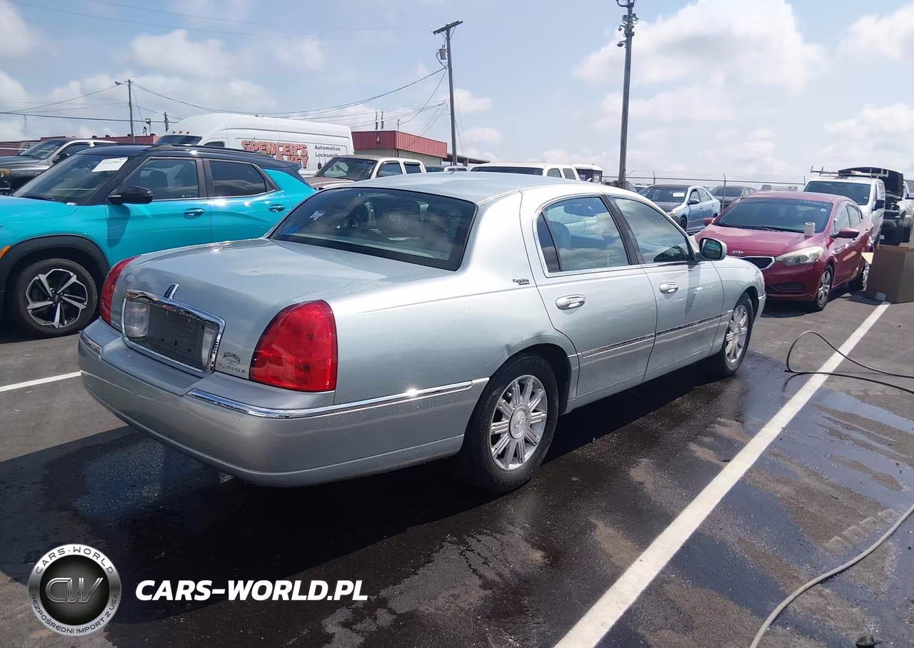 2007 Lincoln Town Car VIN:1LNHM82V07Y624340 - 4