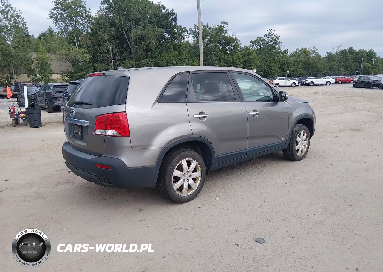 2011 Kia Sorento Lx VIN:5XYKTCA19BG172906 - 4