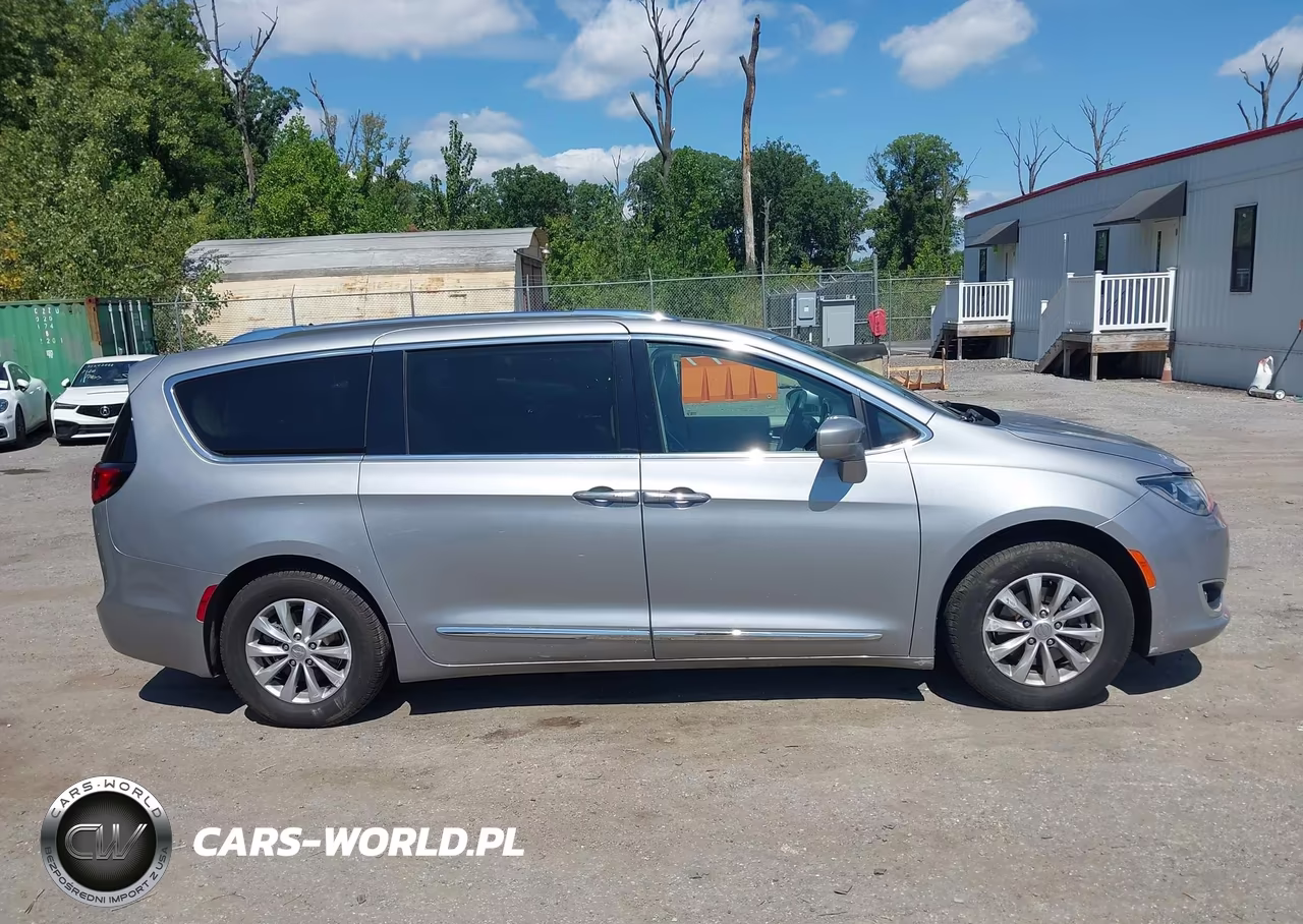 2020 Chrysler Pacifica Touring L VIN:2C4RC1BGXLR101698 - 13