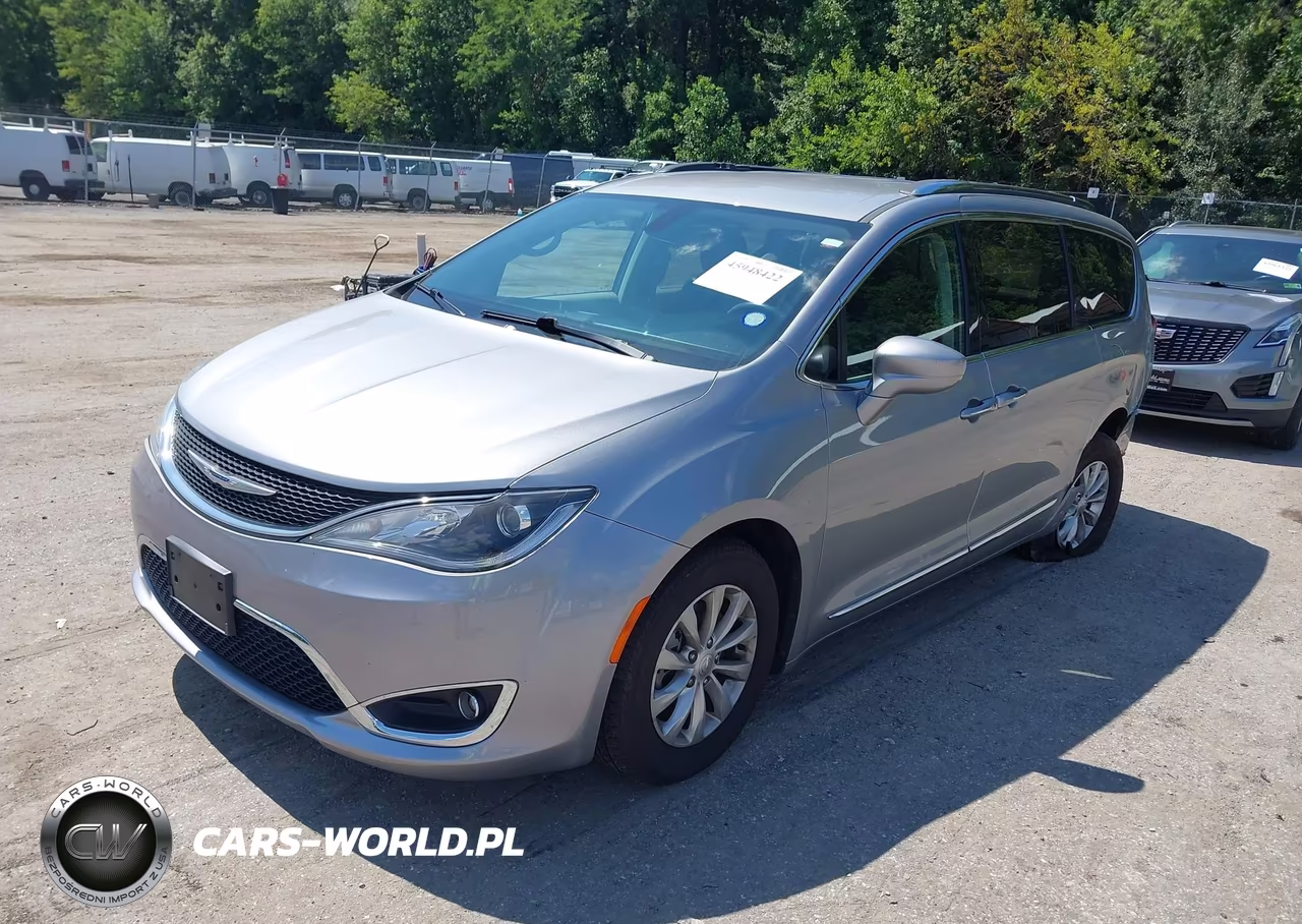 2020 Chrysler Pacifica Touring L VIN:2C4RC1BGXLR101698 - 2