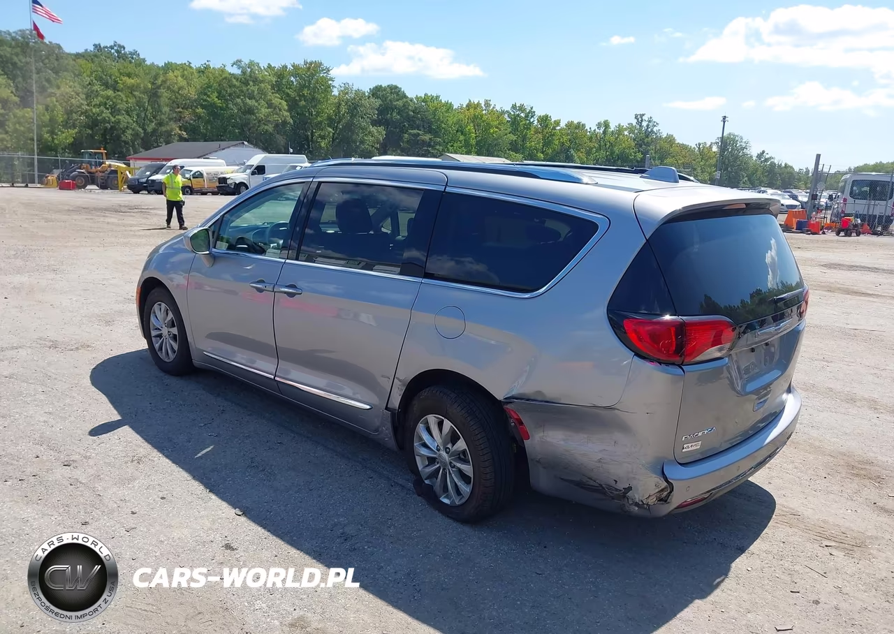 2020 Chrysler Pacifica Touring L VIN:2C4RC1BGXLR101698 - 3