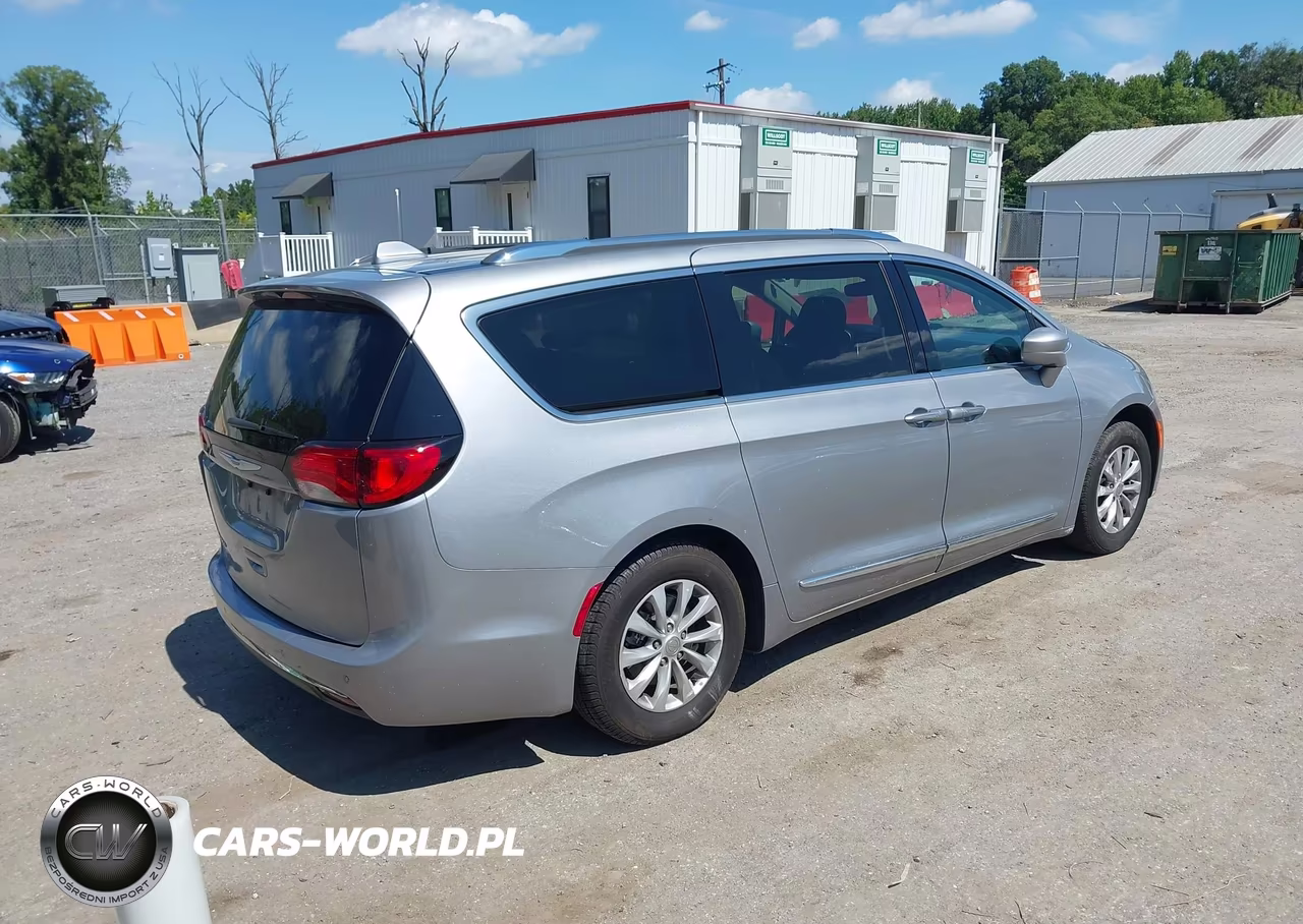2020 Chrysler Pacifica Touring L VIN:2C4RC1BGXLR101698 - 4
