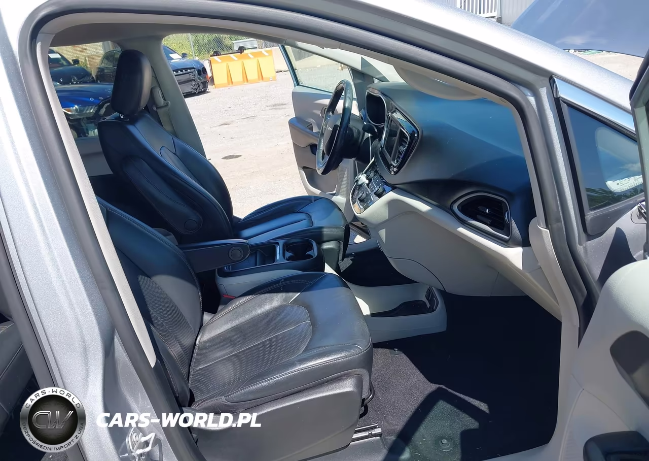2020 Chrysler Pacifica Touring L VIN:2C4RC1BGXLR101698 - 5