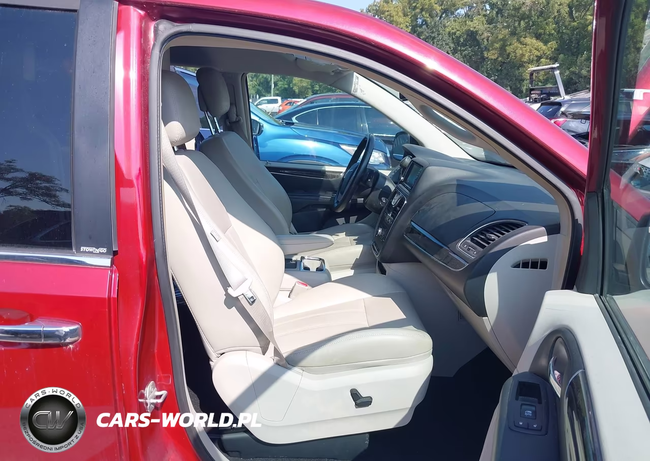 2011 Chrysler Town & Country Touring-L VIN:2A4RR8DGXBR682326 - 5