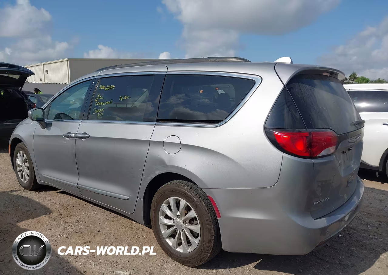2017 Chrysler Pacifica Touring-L VIN:2C4RC1BG1HR590807 - 3