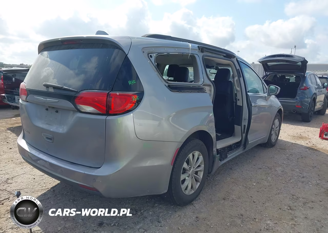 2017 Chrysler Pacifica Touring-L VIN:2C4RC1BG1HR590807 - 4