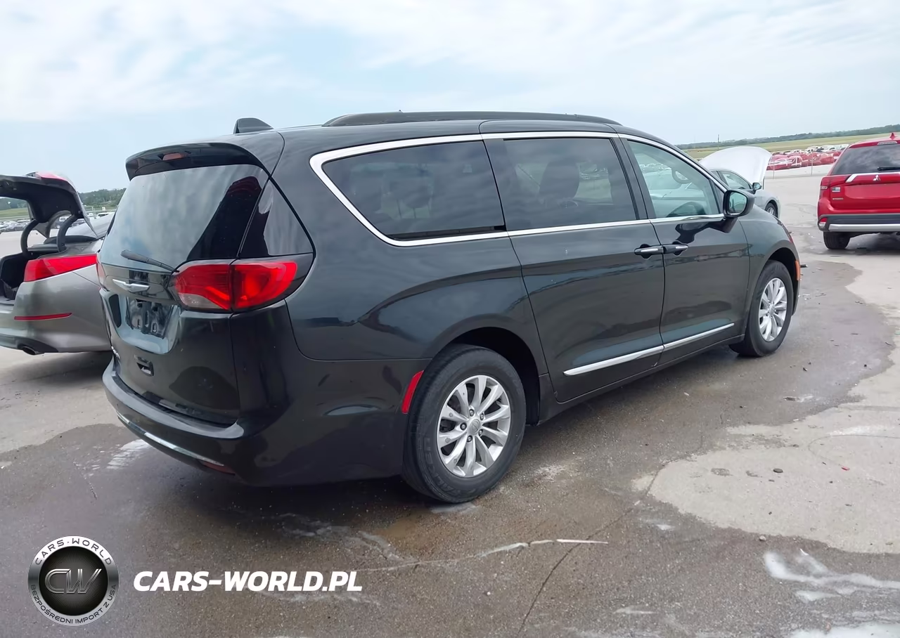 2017 Chrysler Pacifica Touring-L VIN:2C4RC1BG4HR705187 - 4