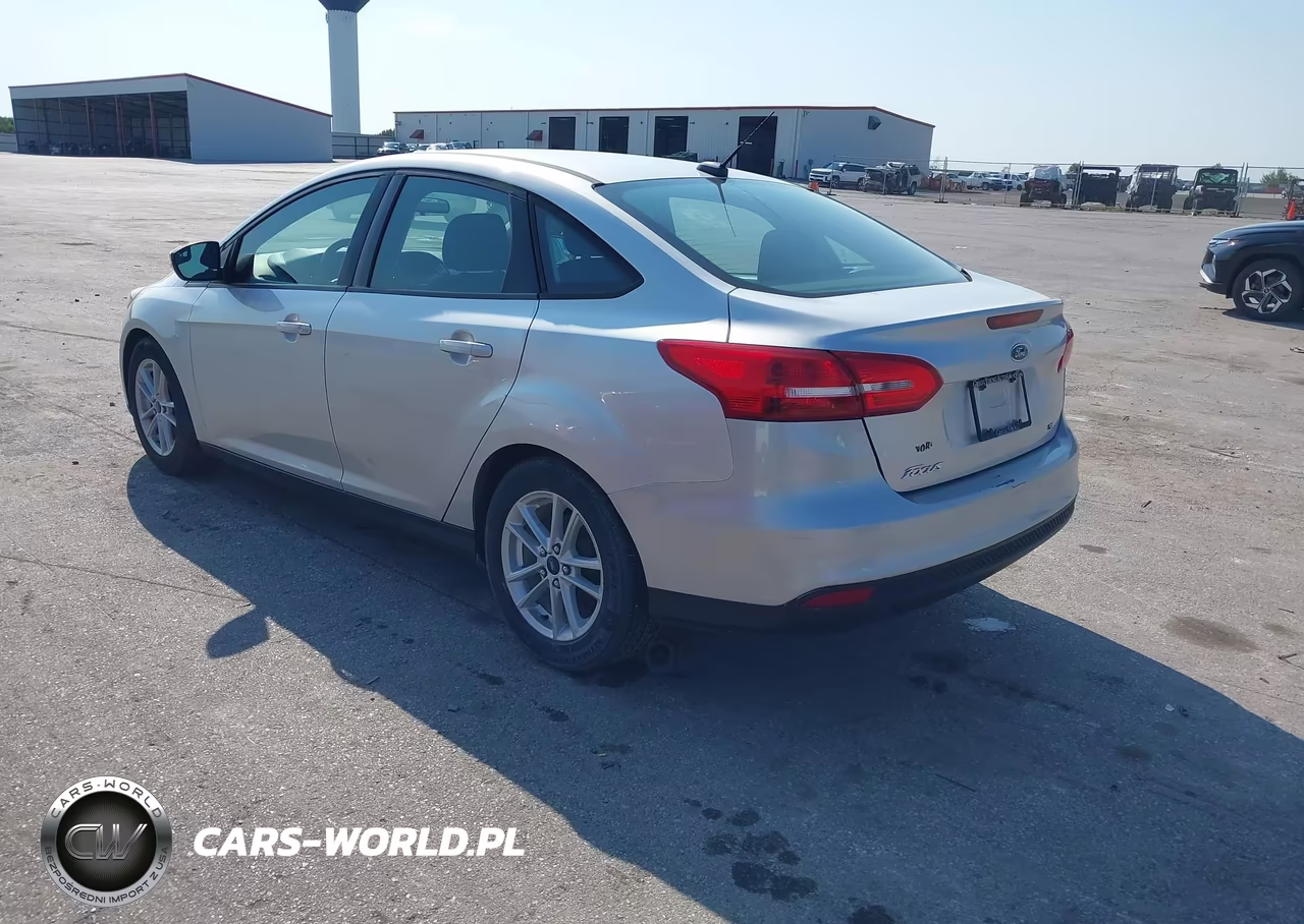 2015 Ford Focus Se VIN:1FADP3F27FL270377 - 3