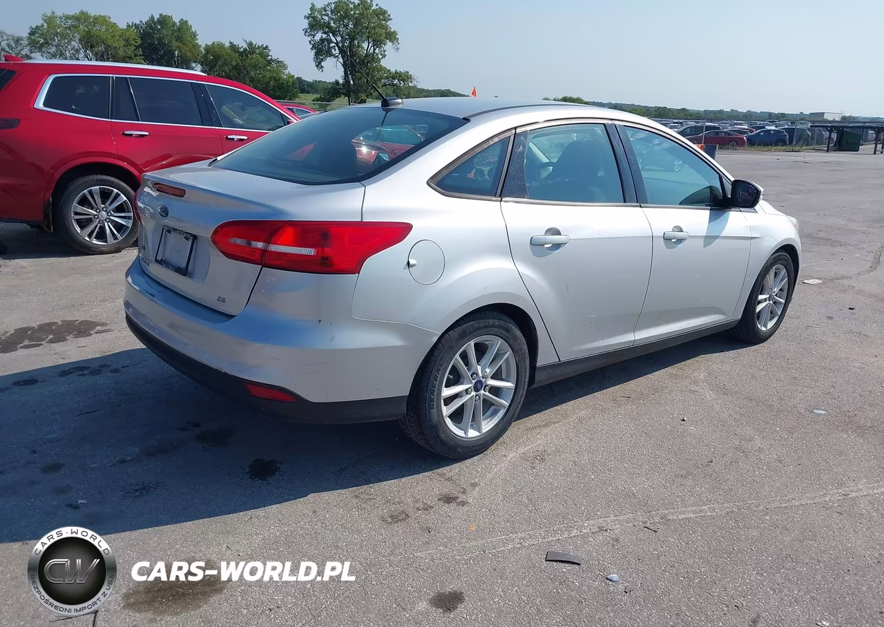2015 Ford Focus Se VIN:1FADP3F27FL270377 - 4
