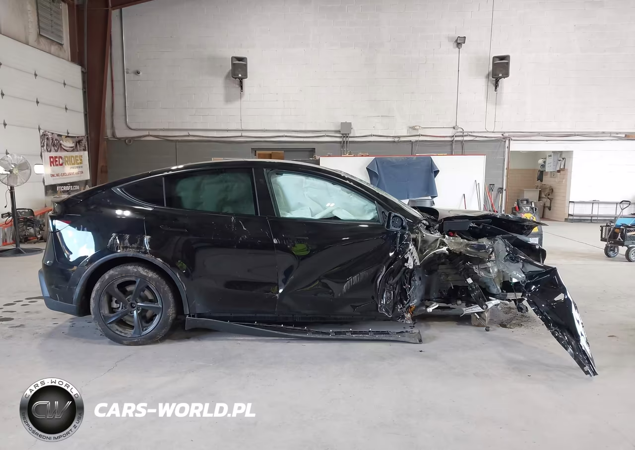 2026 Tesla Model Y VIN:7SAYGDEE9TA585631 - 13