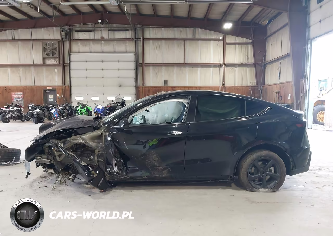 2026 Tesla Model Y VIN:7SAYGDEE9TA585631 - 14