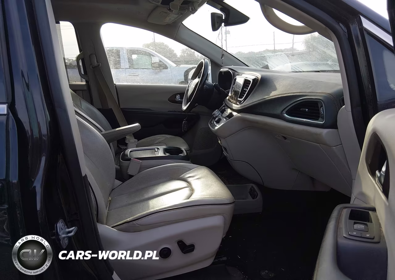 2019 Chrysler Pacifica Limited VIN:2C4RC1GG6KR551842 - 5