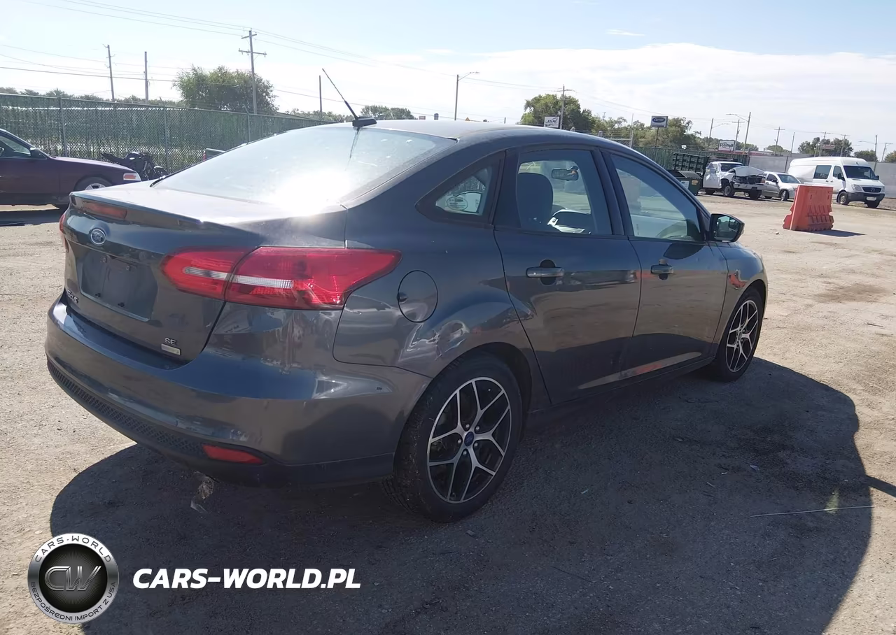 2017 Ford Focus Se VIN:1FADP3FE3HL292731 - 4